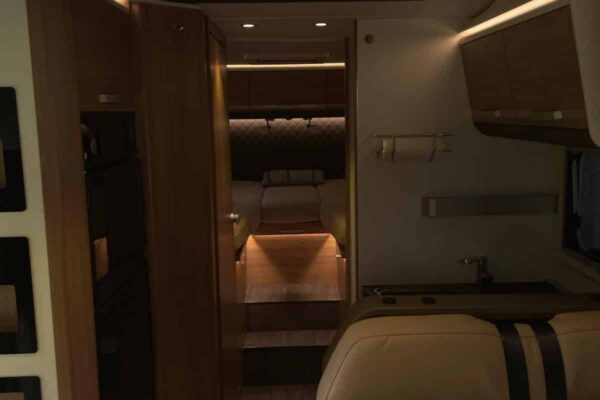 Moderne Inneneinrichtung eines eleganten Wohnmobil.