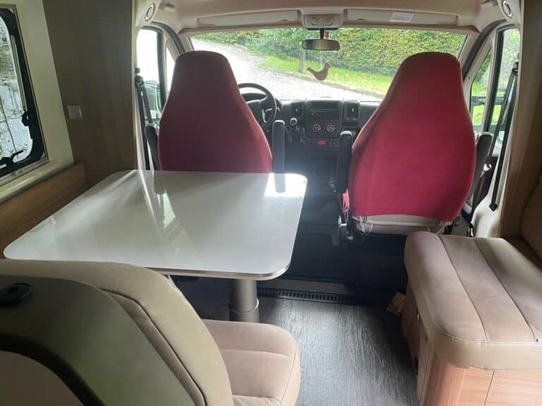 Intérieur spacieux de camping-car avec table.