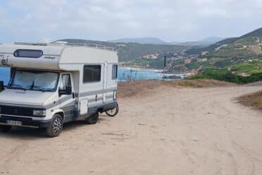 Camping-car stationné près de la mer.