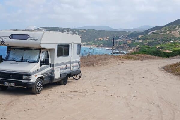 Wohnmobil in der Nähe des Meeres geparkt.