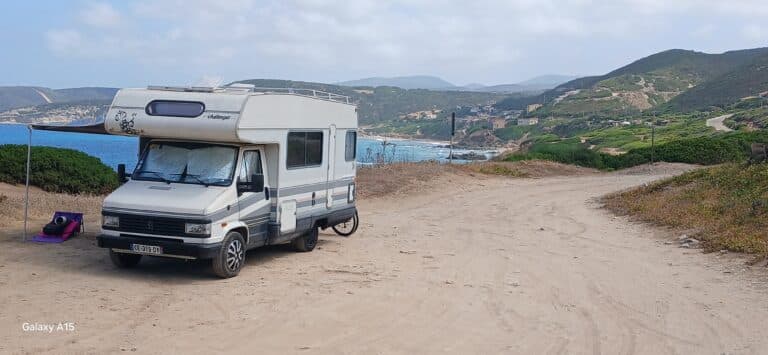 Camping-car stationné près de la mer.