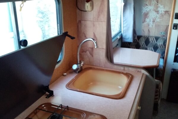 Innenansicht eines Wohnwagens mit Küche.