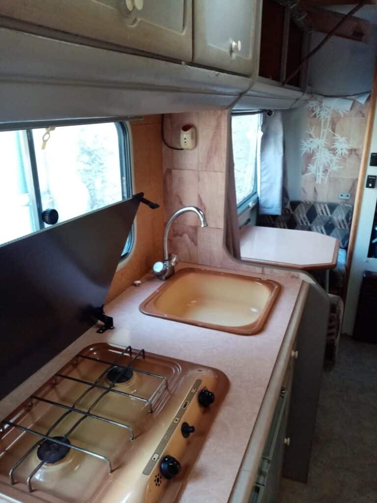 Intérieur d'une caravane avec cuisine.