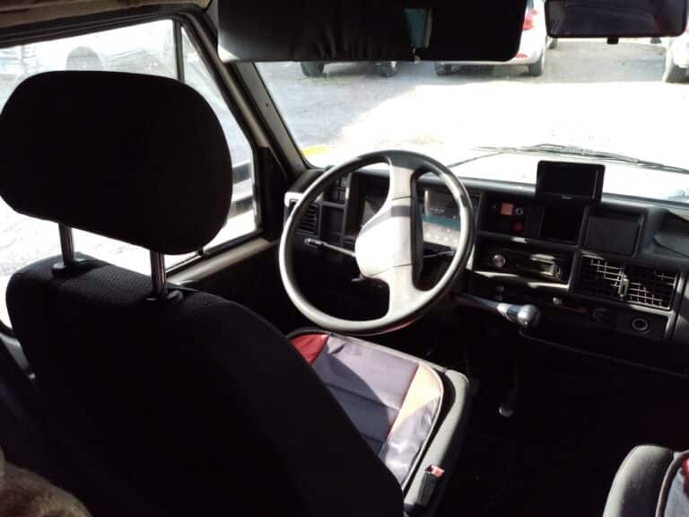Intérieur d'une voiture, vue du volant.