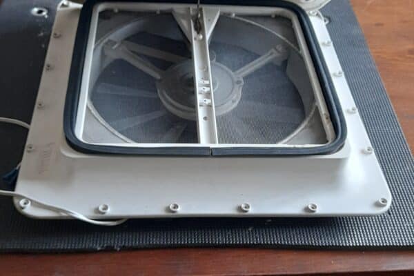 Ventilatore a tetto aperto su tavolo di legno.