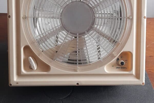 Ventilatore da soffitto in plastica beige.