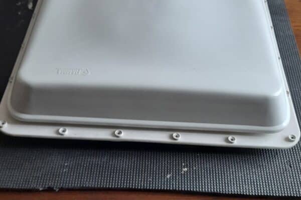 Cassa in metallo su un tavolo di legno.