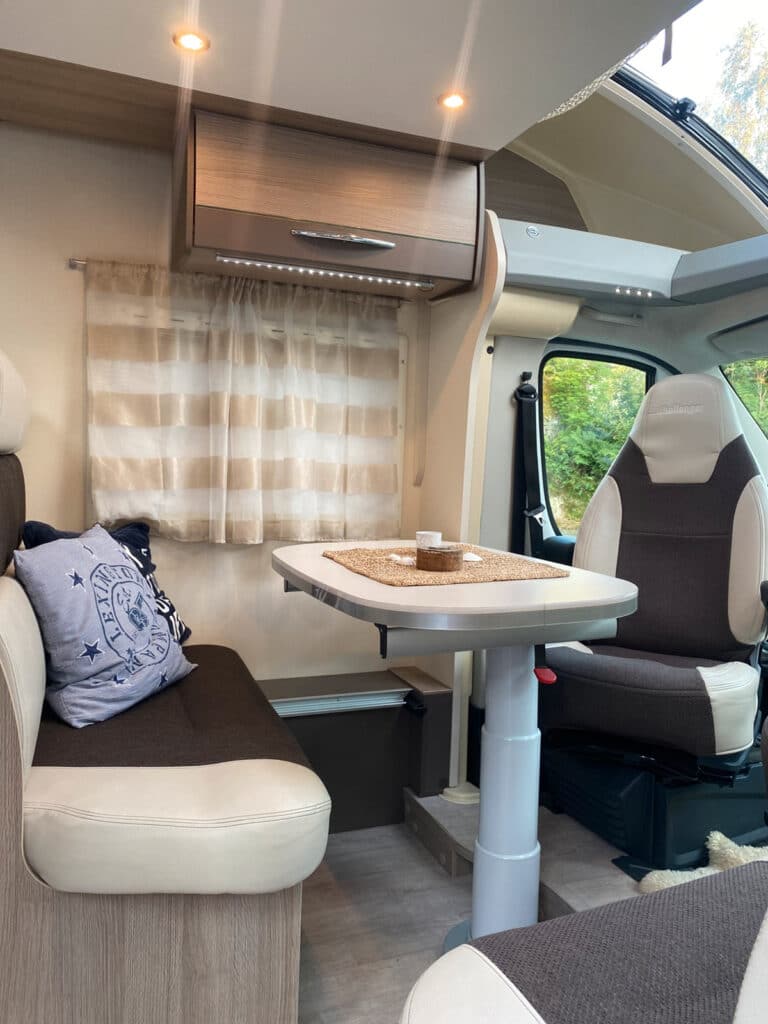 Intérieur d'un camping-car moderne et confortable.
