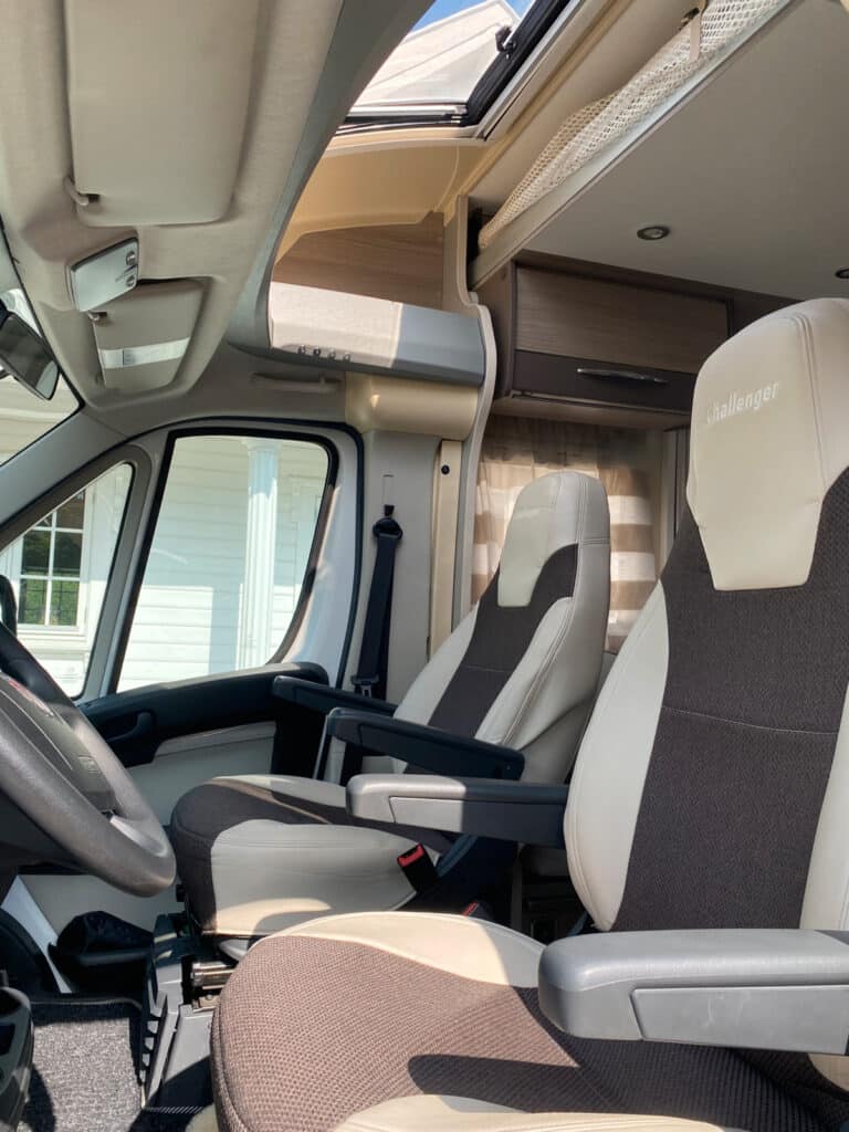 Sièges avant d'un camping-car intérieur moderne.