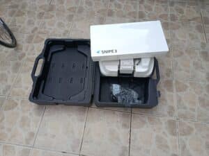 Antenne satellite Snipe3 dans une valise ouverte.