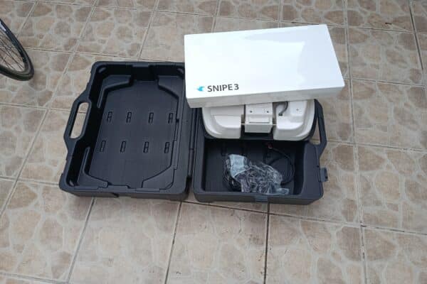 Antenna satellitare Snipe3 in una custodia aperta.