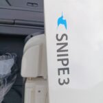 Antenne parabolique Snipe 3 avec logo bleu.