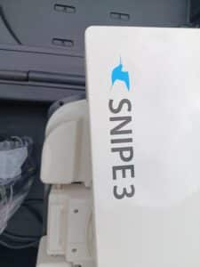 Antenne parabolique Snipe 3 avec logo bleu.