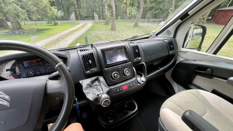 Intérieur d'un camping-car moderne stationné en forêt.