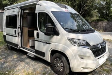 Camping-car stationné avec porte ouverte