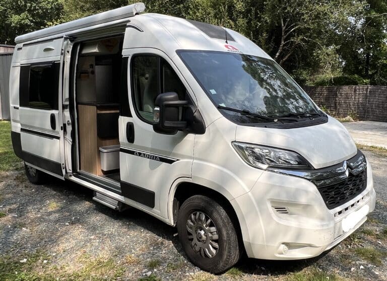 Camping-car stationné avec porte ouverte