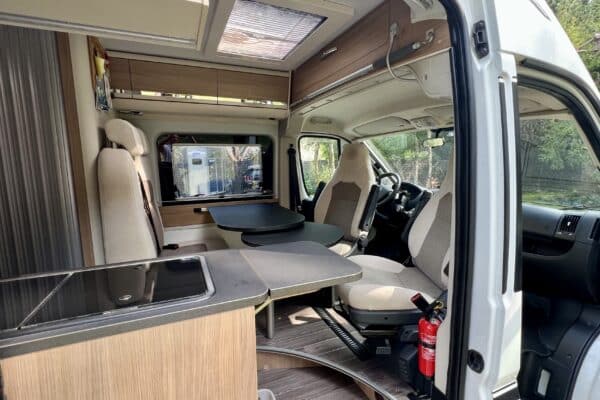 Moderne Inneneinrichtung eines eingerichteten Wohnmobil.