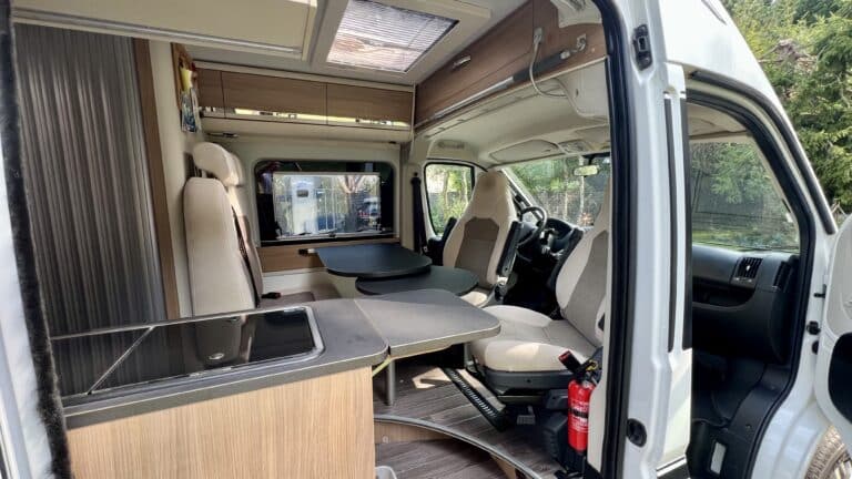 Intérieur moderne d'un camping-car aménagé.