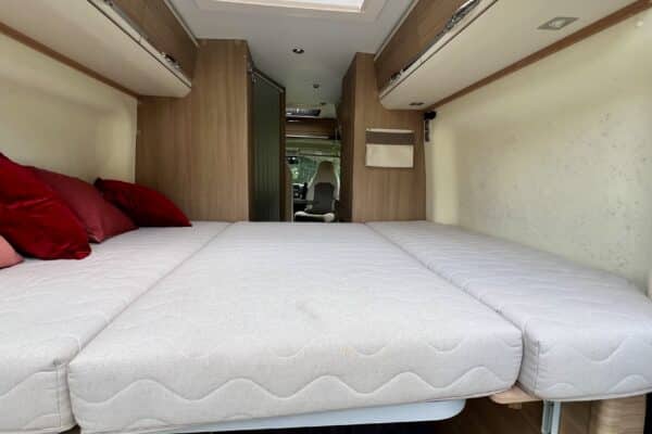 Innenansicht eines Campervan mit umwandelbarem Bett.