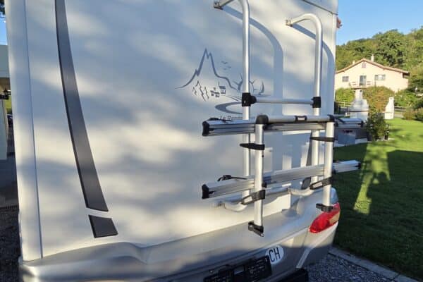 Camping-car Rapido avec porte-vélos à l'arrière.