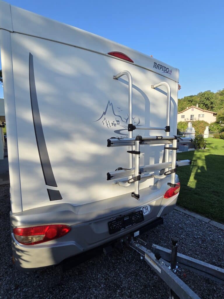 Camping-car Rapido avec porte-vélos à l'arrière.