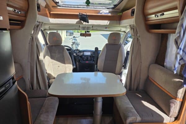 Intérieur d'un camping-car spacieux et lumineux.