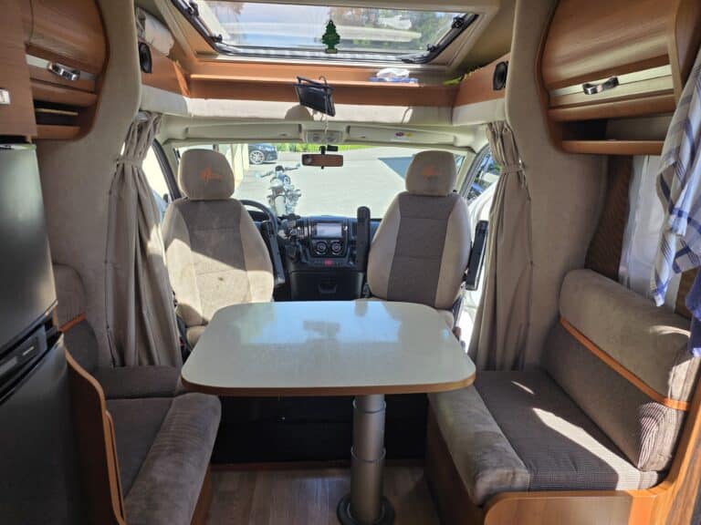 Intérieur d'un camping-car spacieux et lumineux.