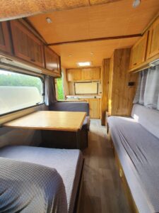 Intérieur de caravane aménagé en bois.