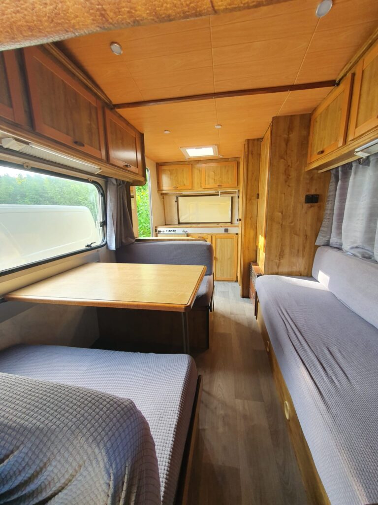 Intérieur de caravane aménagé en bois.