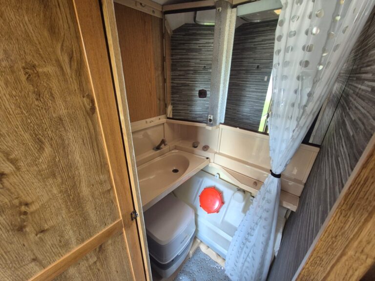 Intérieur de salle de bain compacte en bois
