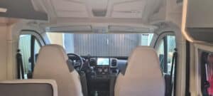 Intérieur d'un camping-car moderne, tableau de bord visible.