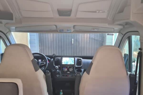 Innenausstattung eines modernen Wohnmobil, sichtbares Armaturenbrett.