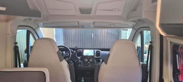 Intérieur d'un camping-car moderne, tableau de bord visible.