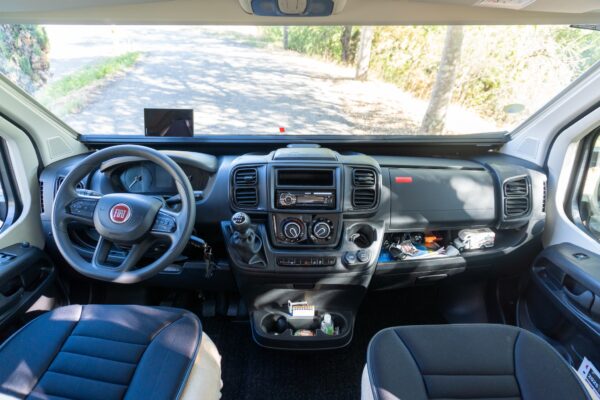 Kabineninnenraum eines Fiat-Fahrzeugs mit Lenkrad.