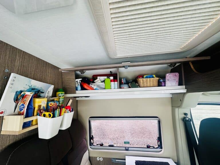 Intérieur de camping-car avec rangements et fournitures.