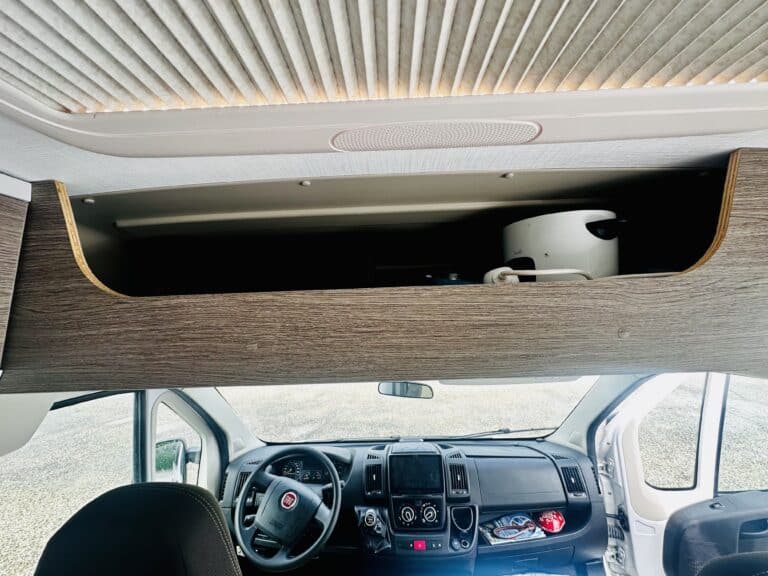 Intérieur d'un camping-car avec rangement visible.