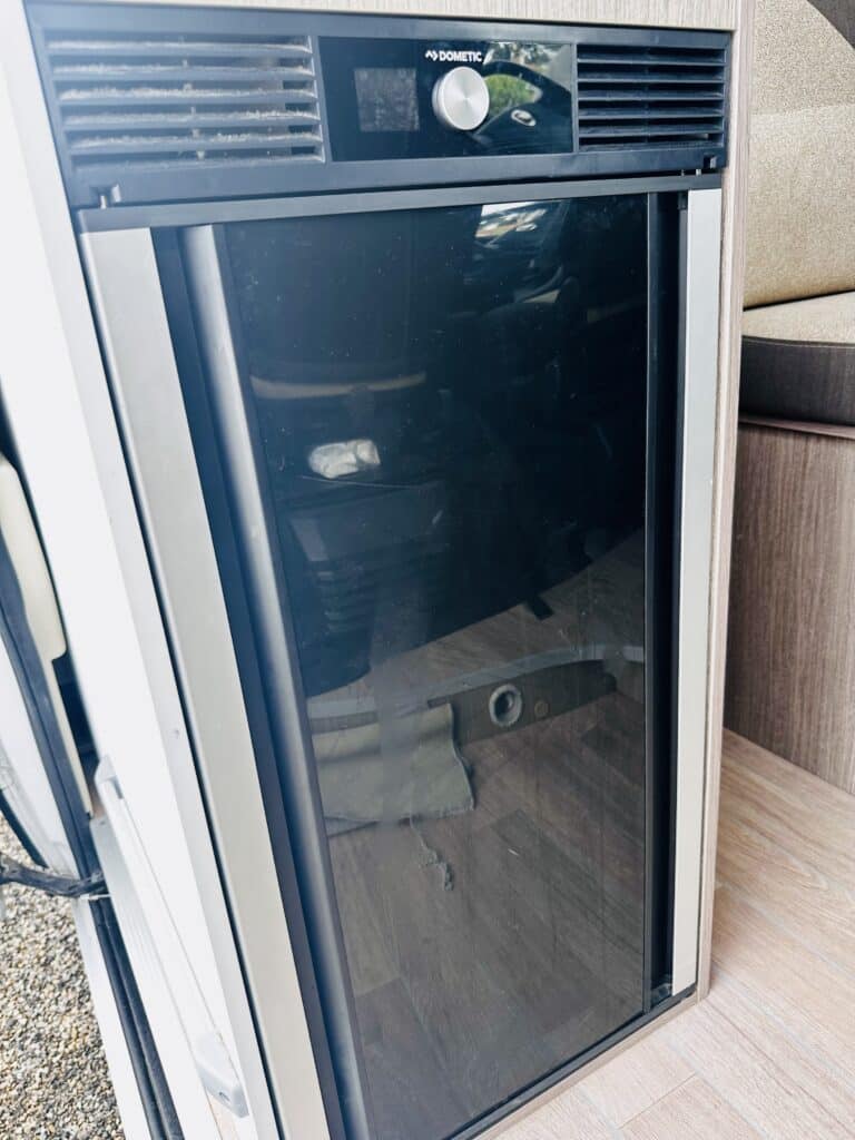 Réfrigérateur intégré dans une caravane.