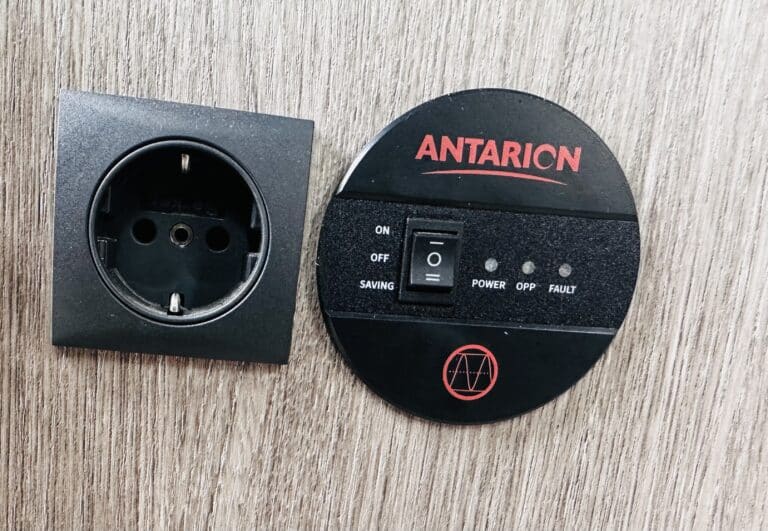 Prise électrique noire et interrupteur Antarion.