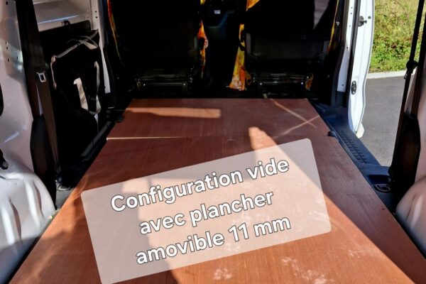 Intérieur de van avec plancher amovible.