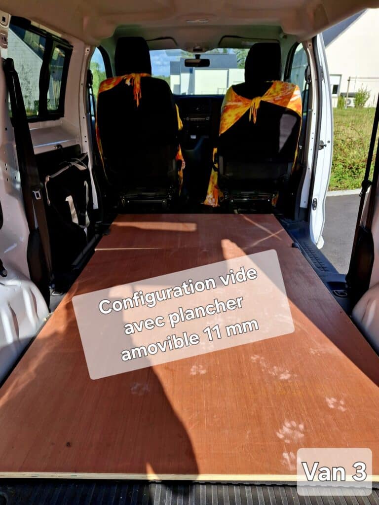 Intérieur de van avec plancher amovible.