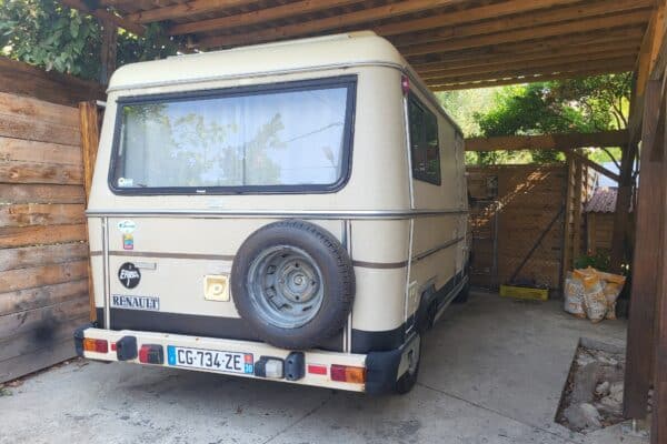 Vintage-Wohnwagen Renault, der unter einem Unterstand geparkt ist.