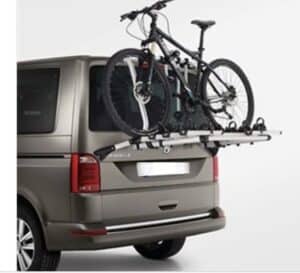 Vélo monté à l'arrière d'un van brun.