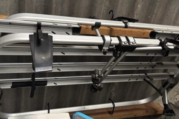 Fahrradständer aus Metall eingelagert.