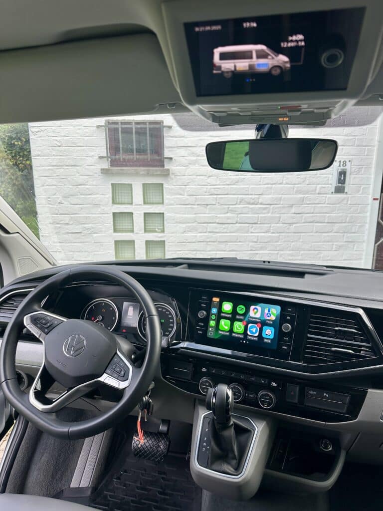 Intérieur d'une voiture moderne avec tableau de bord numérique.