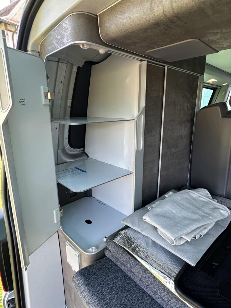 Rangement ouvert dans un véhicule de camping.