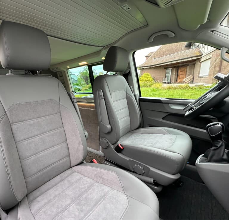 Intérieur de voiture moderne avec sièges gris.