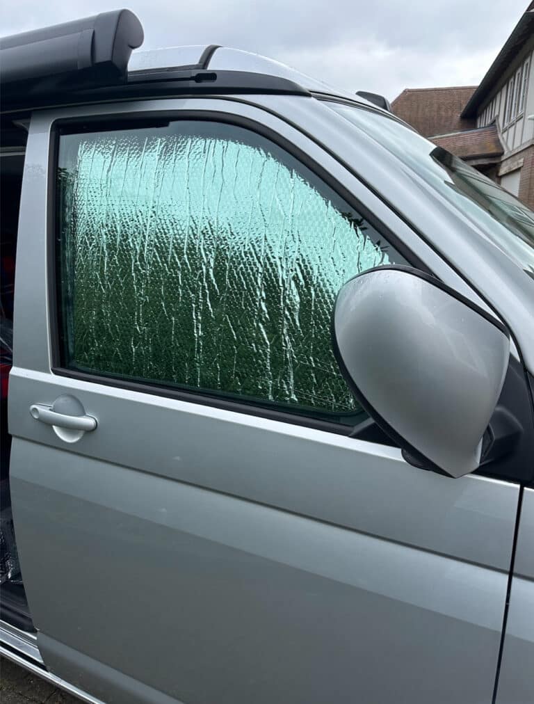 Fenêtre de voiture avec pare-soleil réfléchissant.