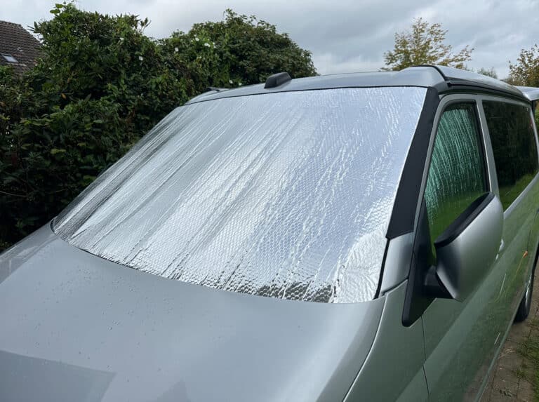 Voiture avec pare-soleil argenté sur le pare-brise.