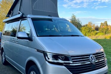 Van Volkswagen avec toit relevable en plein air.