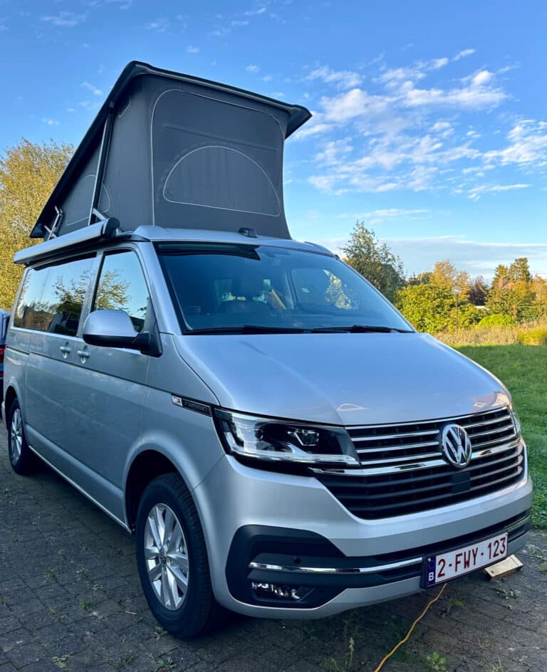 Van Volkswagen avec toit relevable en plein air.